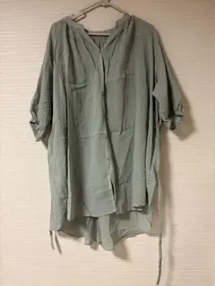 グリーン Vネック ボタン付きシアーシャツ 半袖