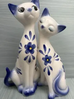 青白い花柄の猫の置物 2体セット - メルカリ