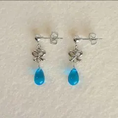 ♥️セルリアンブルーのチェコドロップと蝶々のゆらゆらピアス♪　ハンドメイド