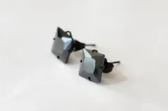 両耳用ピアス 黒 ストーン風