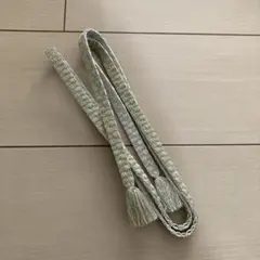 金色と銀色の帯留め 房付き