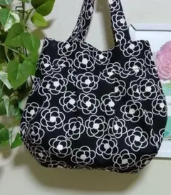 カメリア柄ブラック＆ホワイト　グラニーバッグ　ハンドメイド　プレゼント