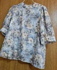 【一度のみ着用】イッツデモ　ブルー　青　花柄ブラウスのサムネイル