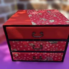 赤い花柄の3段小物収納ボックス
