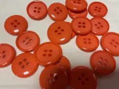 アンティーク、　オレンジ色の4つ穴ボタン20個
