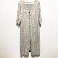 幾何学模様のVネックワンピース☆ストレッチ☆ミモレ丈ワンピース☆半袖