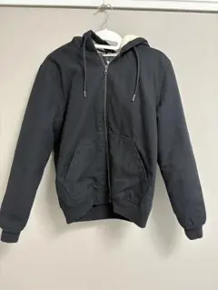 フード付きブラックジャンパー