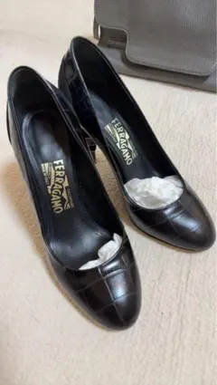 極美品Salvatore Ferragamo型押しレザーパンプス☆パイソンヒール