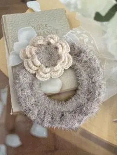ハンドメイド♡キラキラ毛糸で編んだ　大きなお花付きシュシュ