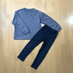 長袖カットソーと黒パンツセット