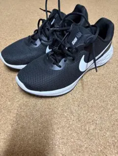 NIKE スニーカー ランニングシューズ　ブラック ホワイトのサムネイル
