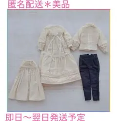 ブライスアウトフィット フリルのつりパンツと赤いソックス ナチュラル