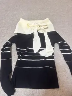 オフショルダーリボン付きニット