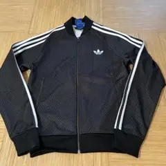 パイソン柄、ヘビ柄デザインのadidasジャージ