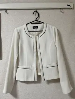 白色與灰色滾邊外套與蕾絲上衣套裝 7號