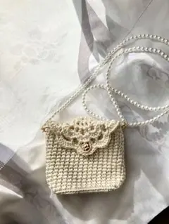 ツヤツヤ光沢感が上品でフェミニンなベージュミニショルダーバッグ　手編み