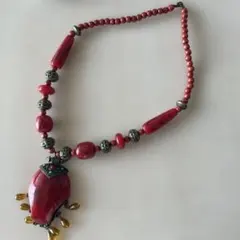 最終値下ユニークな赤い石のネックレス