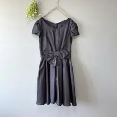 ★デビュードフィオレ［M］褒められ艶感　フロントリボンひざ丈Aラインワンピース