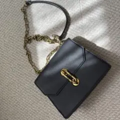 CHARLES & KEITH メタリックターンロック クロスボディバッグ