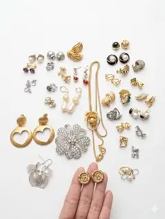 DiorやMonetアクセサリー31点。ヴィンテージのイヤリングやネックレス等、