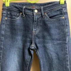 ユニクロの「UJ」ラインのミドルライズスキニーフィットストレートジーンズ