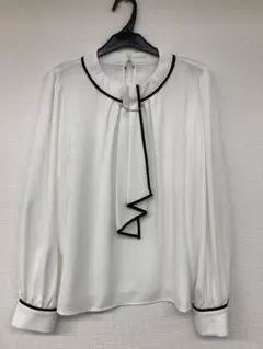 ボウタイ付きホワイト長袖ブラウス