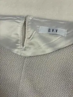 a.v.v ライトベージュ Vネック長袖