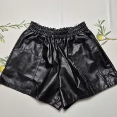 【未使用】レザー調ブラック合成皮革ショートパンツ