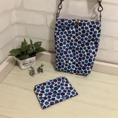 ❤️ SALE❣️小花が可愛いサコッシュバックとポーチ＊ラミネート＊ブルー＊