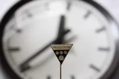 こちらこそが最安値 ピンバッジ付 Pragotron パラゴトロン 時計 掛時計