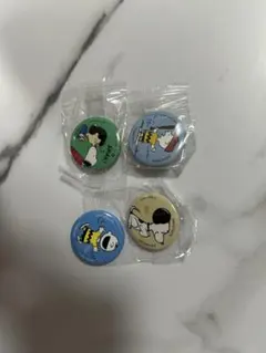 くら寿司 PEANUTS スヌーピー 缶バッジ ４個セットのサムネイル