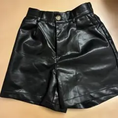 合成皮革　ショートパンツ　黒