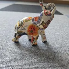 カラフルな花柄の象の置物