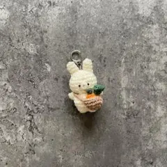 お野菜の入ったカゴとうさぎのあみぐるみキーホルダー