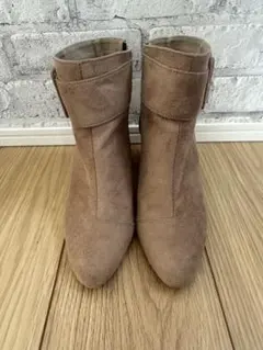 ベージュ スエード ブロックヒールブーツ