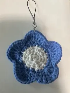 かぎ針編み 青いお花のキーホルダー