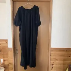 黒のマキシ丈ワンピース バルーン袖