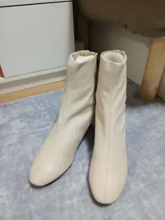 大きいサイズ　新品・未使用　アイボリー ジッパー付きショートブーツ 3L