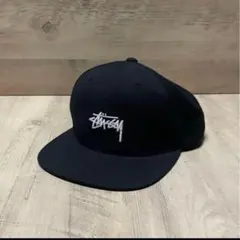 Stussy ブラック スナップバックキャップ