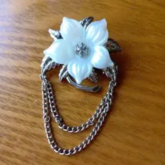 花モチーフのブローチ・コサージュ