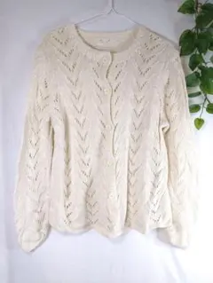 ベージュ　白　カーディガン