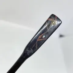 100407 木製かんざし 黒地 金と緑の装飾