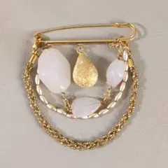 デザインブローチ　コサージュ　　ゴールド　 ホワイト 　華やか