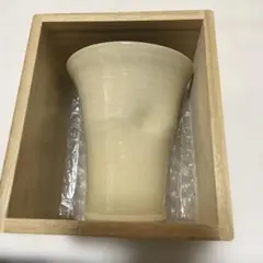 クリーム色の陶器製湯飲み 木箱付き