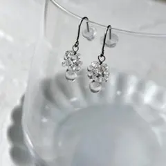 No1090とても小さい透明ガラスドロップ花ピアス　316L