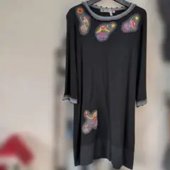 アルベロベロのニットチュニック 刺繍付き黒長袖ワンピースのサムネイル