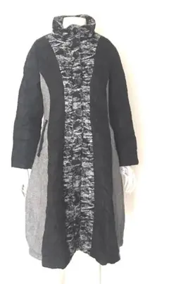 スタイリッシュなキルティング中綿コート 黒とグレーの配色