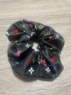 LVロゴプリント サテン ヘアシュシュ 黒