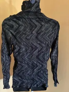 透け感のある黒のタートルネック