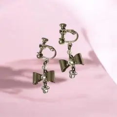 【美品】リボン型クリスタル付きイヤリングのサムネイル